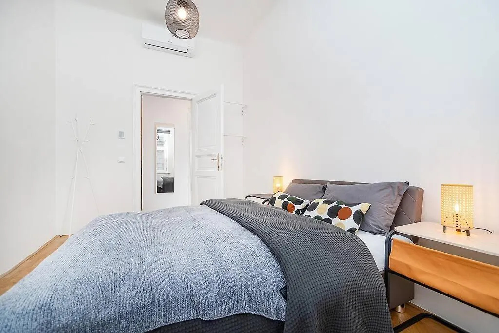 Bright And Designed Apartment In The Center Praha