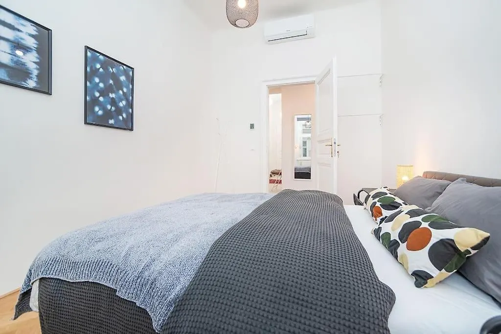 Bright And Designed Apartment In The Center Praha
