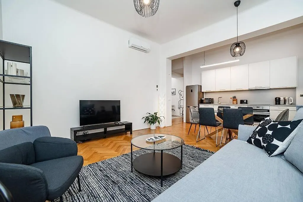 Bright And Designed Apartment In The Center Praha