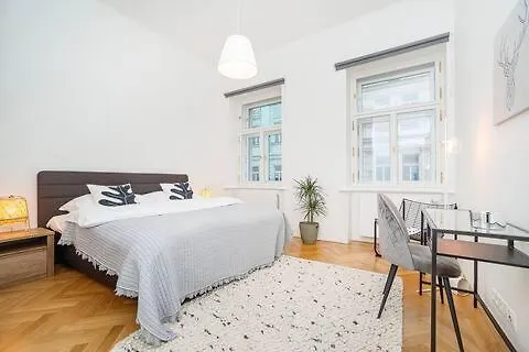 Bright And Designed Apartment In The Center Praha