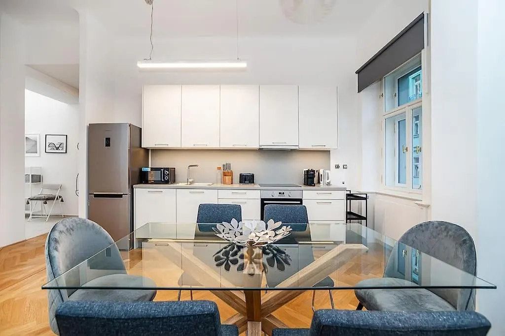 Bright And Designed Apartment In The Center Prague