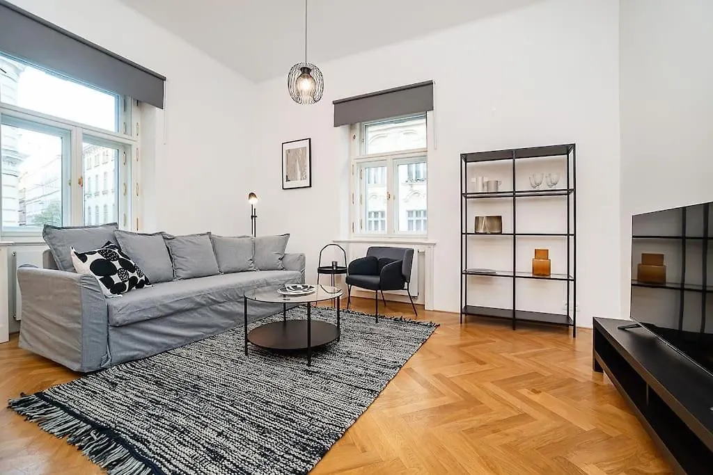 Bright And Designed Apartment In The Center Prague