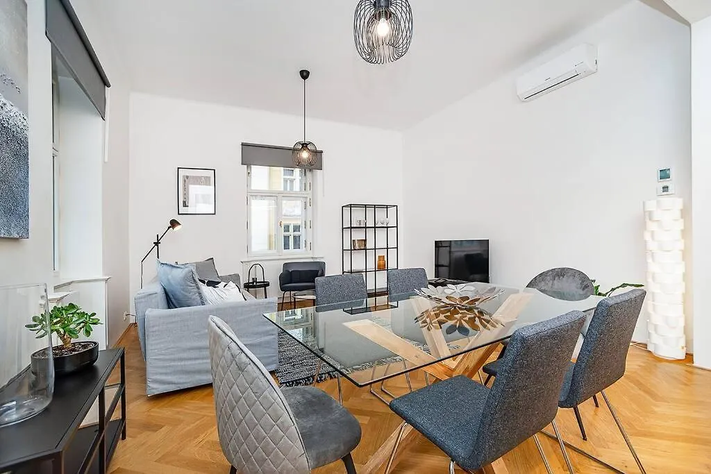 Bright And Designed Apartment In The Center Prague